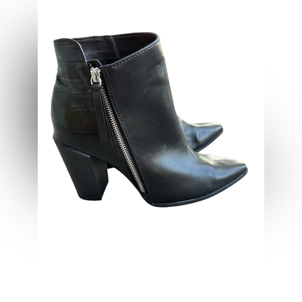 Quip Women’s Black Pointy Toe Ankle Boots Snake Pattern on one side  Size 10